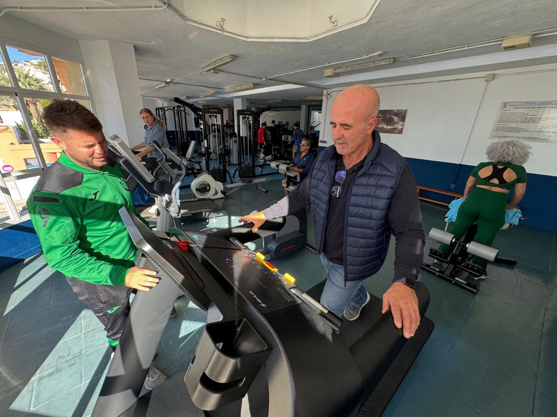 el-gimnasio-municipal-de-almunecar-se-actualiza-con-nuevo-material-y-anadira-pronto-maquinas-de-hip-thrust-y-sentadillas-hack