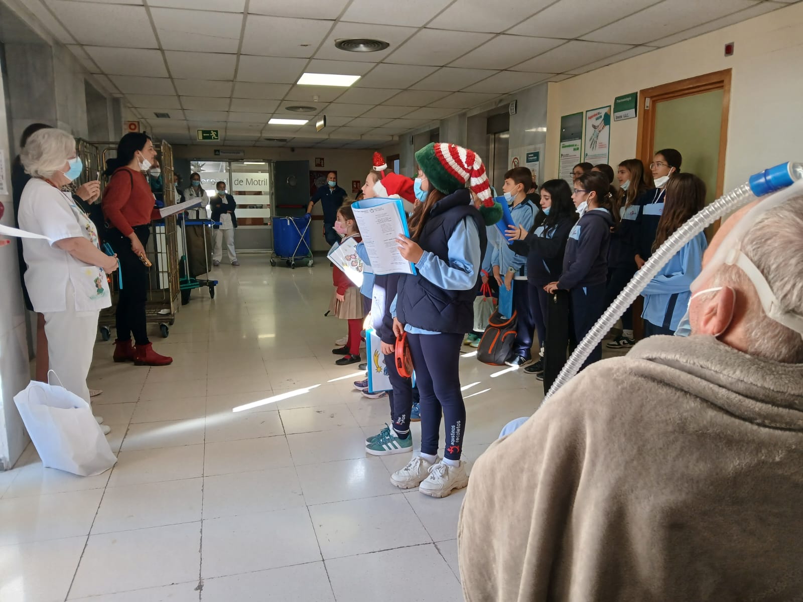 motril-el-coro-infantil-del-centro-san-agustin-llena-de-villancicos-las-plantas-del-hospital-santa-ana