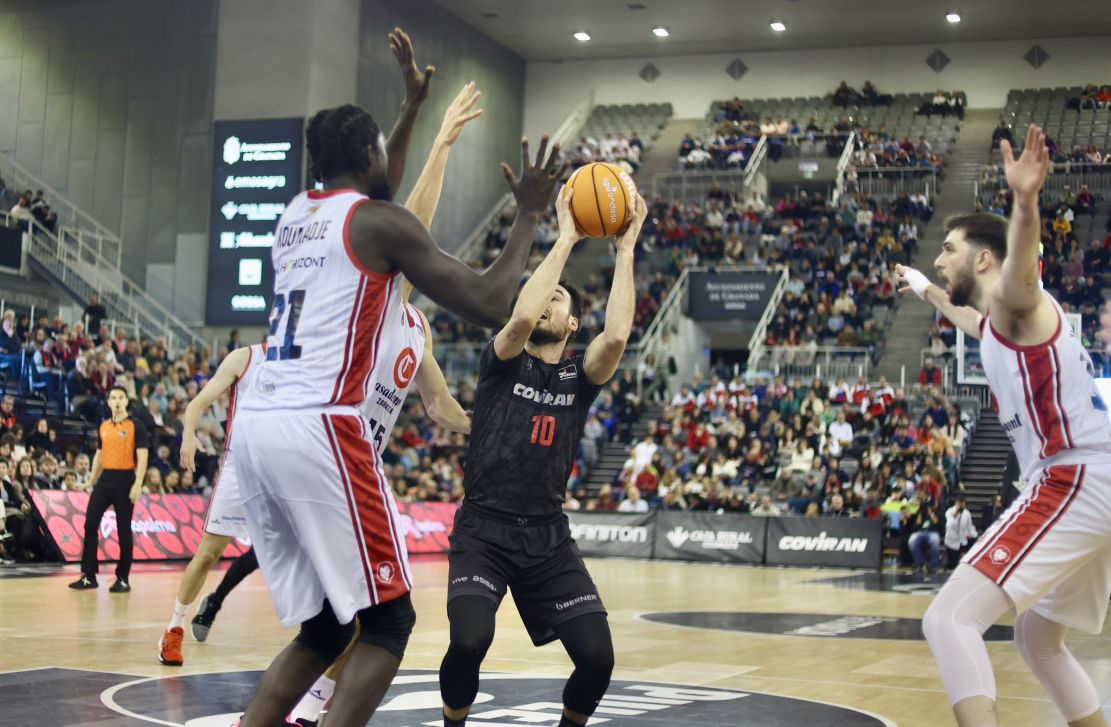 el-coviran-granada-roza-la-remontada-en-el-palacio-pero-zaragoza-impone-su-oficio-en-el-tramo-final-83-92