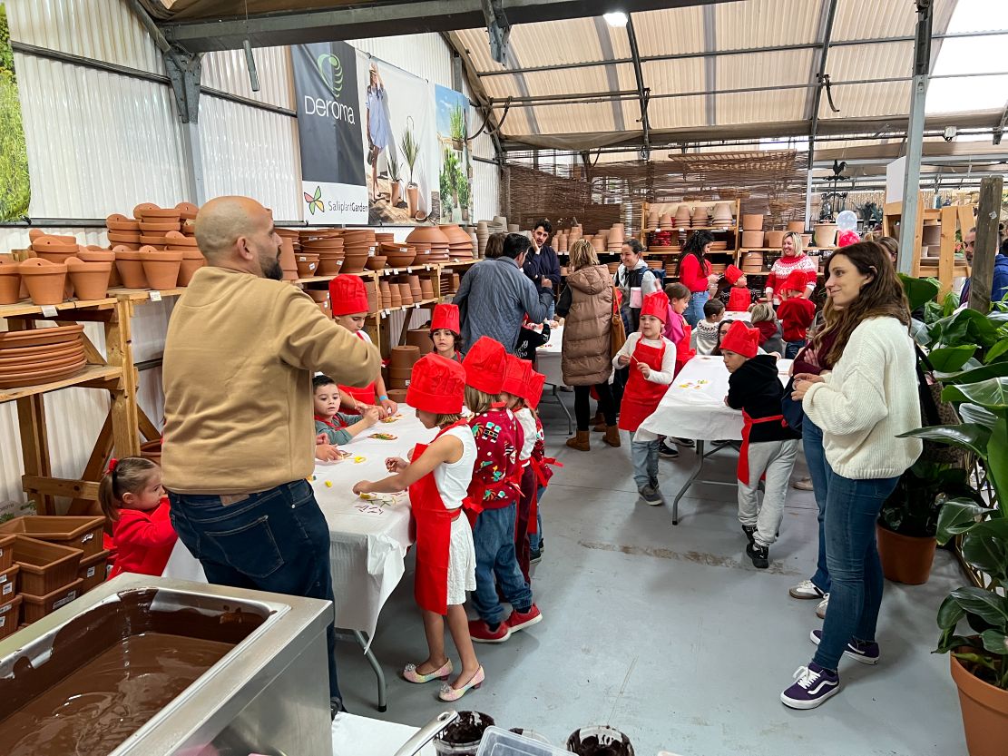 motril-saliplantgarden-reune-a-casi-un-centenar-de-ninos-en-su-magico-encuentro-con-papa-noel