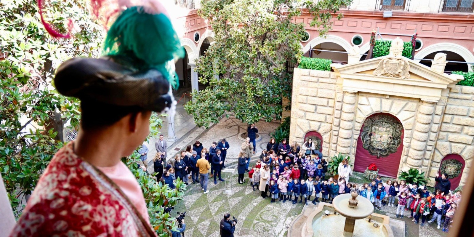 granada-da-la-bienvenida-al-cartero-real-en-el-ayuntamiento-para-mantener-viva-la-tradicion-navidena