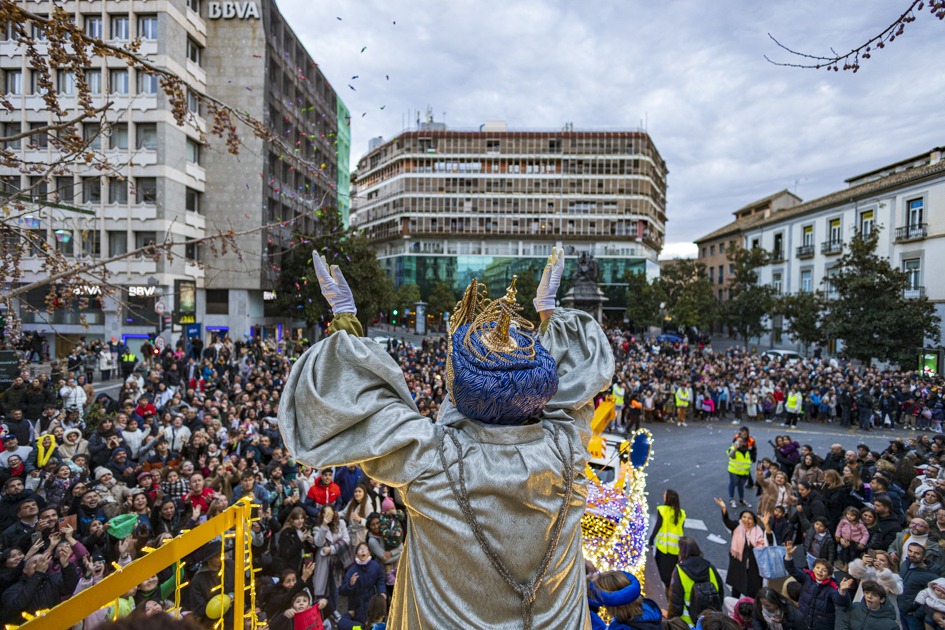 granada-la-cabalgata-de-reyes-bajo-el-agua-la-lluvia-se-cierne-sobre-la-noche-mas-magica-en-la-capital-y-provincia