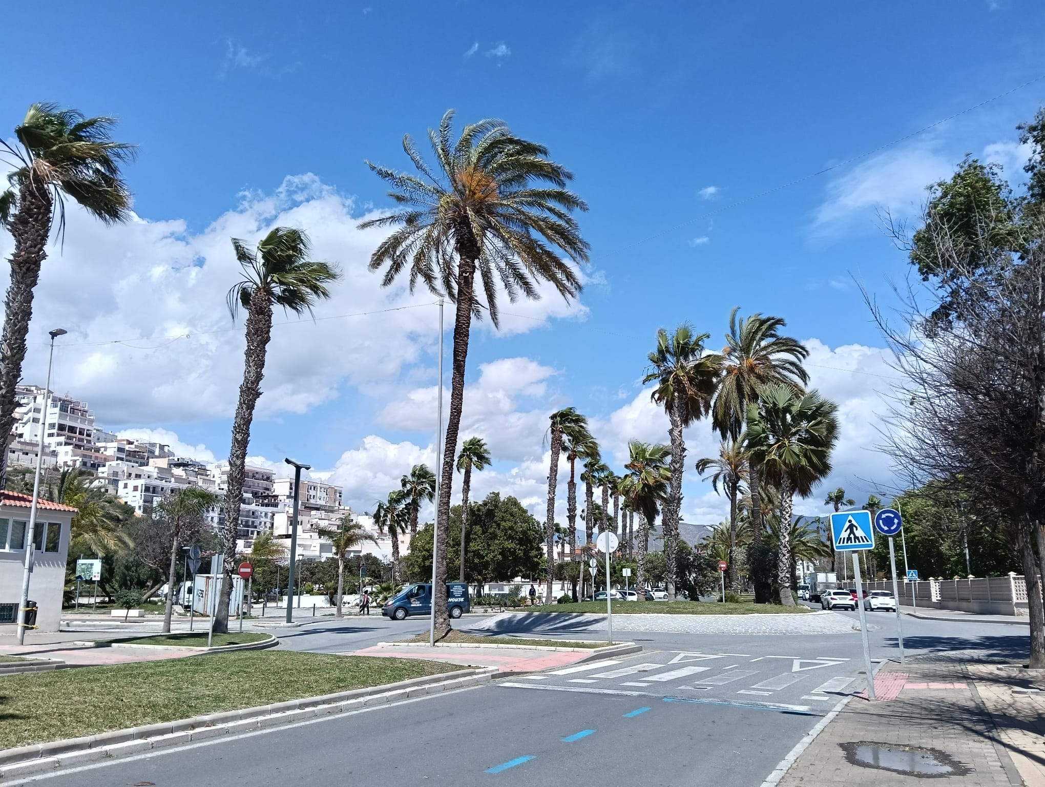 motril-fin-de-semana-ideal-para-disfrutar-del-sol-al-mediodia-en-las-playas-de-la-costa-de-granada-con-22-grados-en-las-horas-del-mediodia