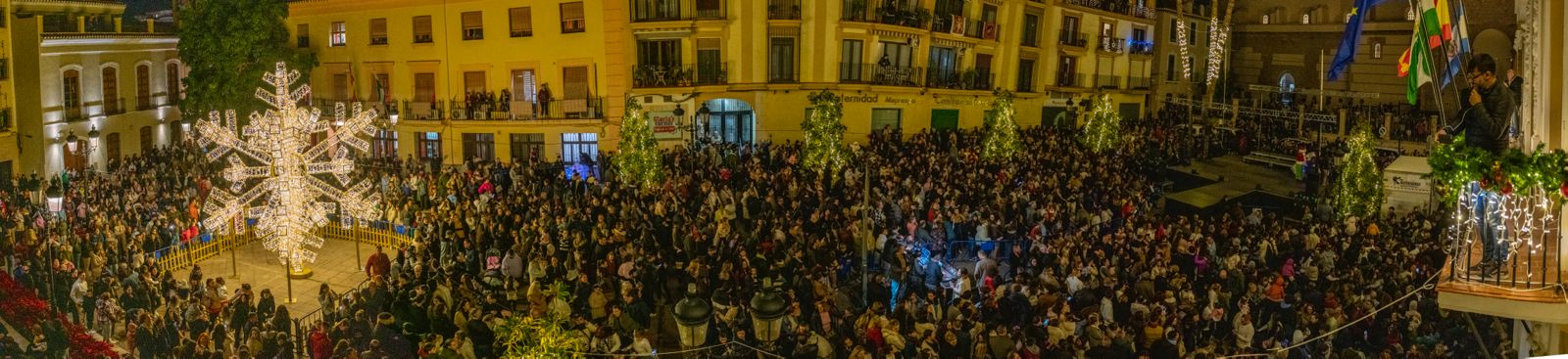 motril-deslumbro-con-su-encendido-16-millones-de-luces-25-kilometros-iluminados-y-una-plaza-de-espana-abarrotada
