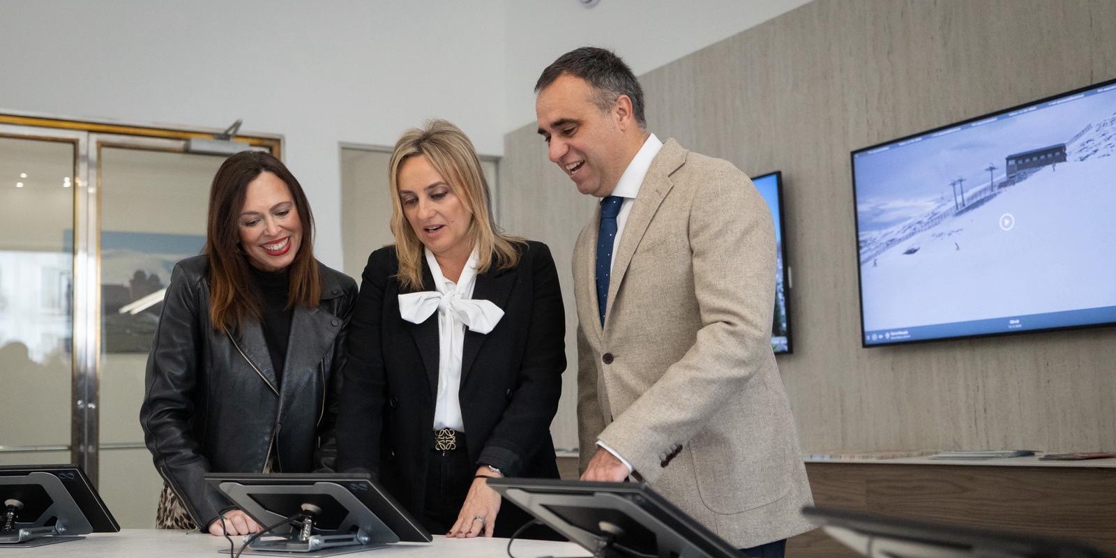 la-nueva-oficina-de-turismo-de-granada-centraliza-informacion-venta-de-entradas-y-servicios-turisticos-en-un-espacio-innovador-y-cultural