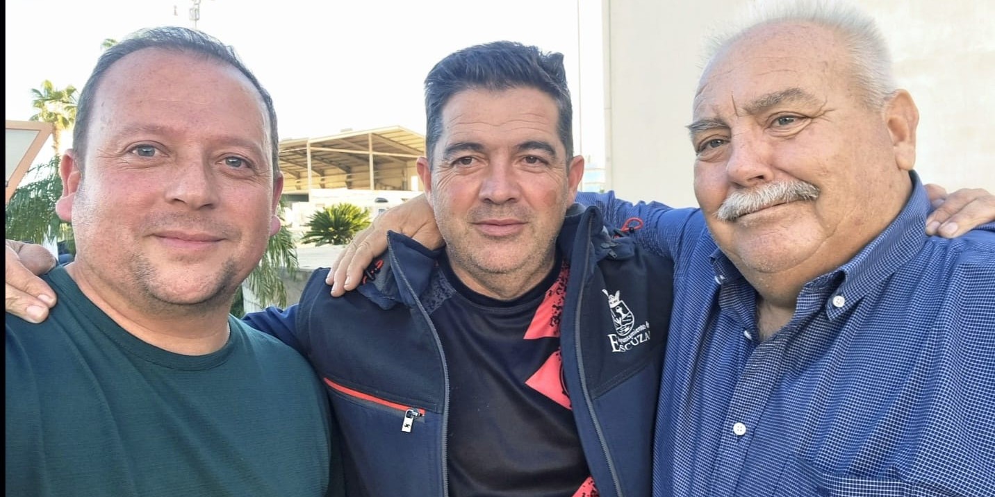 tres-alcaldes-de-granada-cullar-vega-escuzar-y-valderrubio-reciben-la-medalla-honorifica-de-uno-de-los-pueblos-de-valencia-afectados-por-la-dana