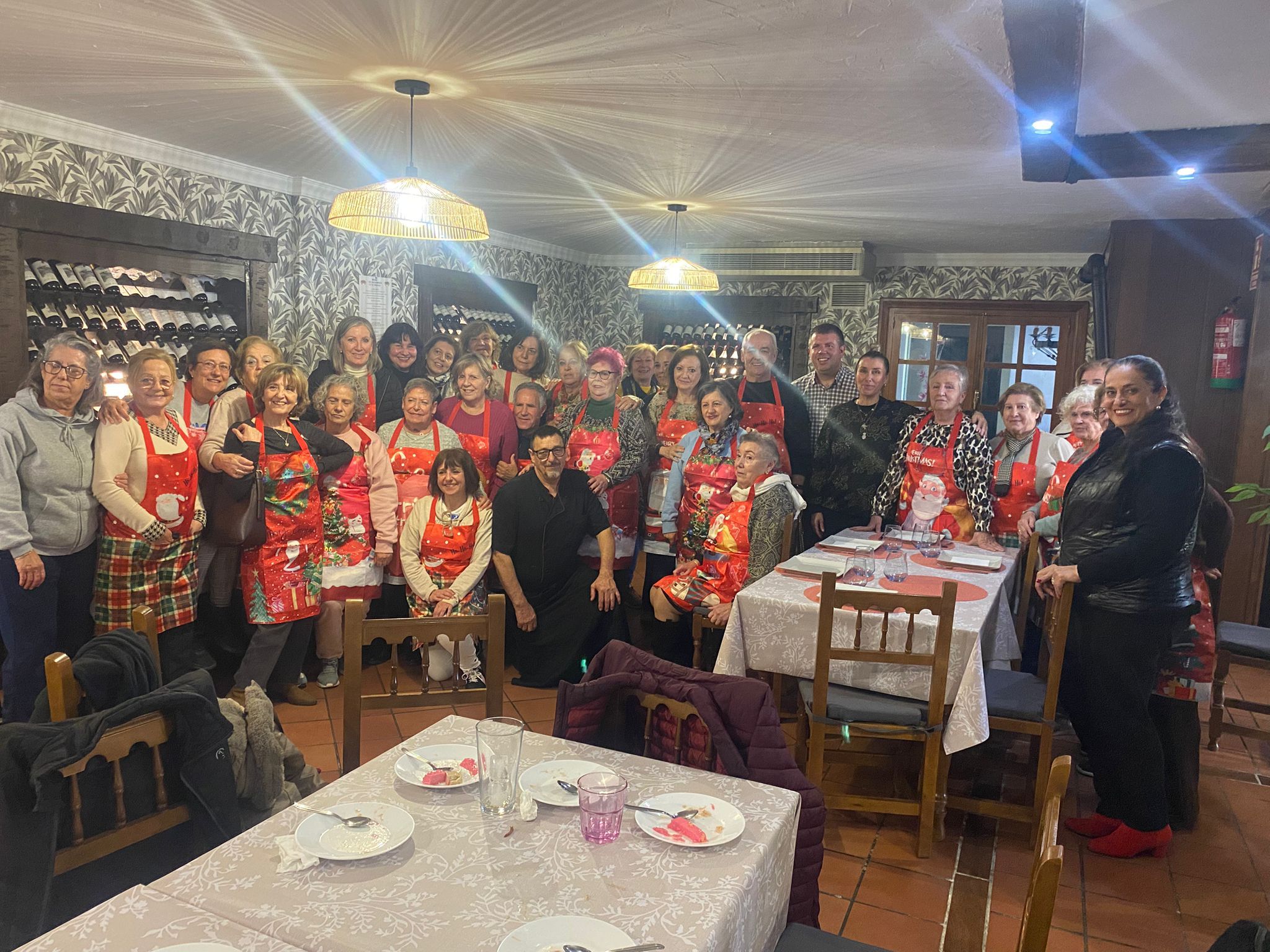 monachil-ensena-a-sus-vecinos-a-preparar-platos-navidenos-gourmet-en-un-taller-con-chefs-locales