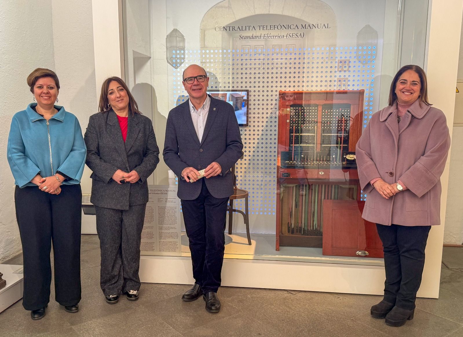 granada-la-ugr-exhibe-una-centralita-telefonica-manual-de-los-anos-50-como-nueva-pieza-destacada-en-el-hospital-real