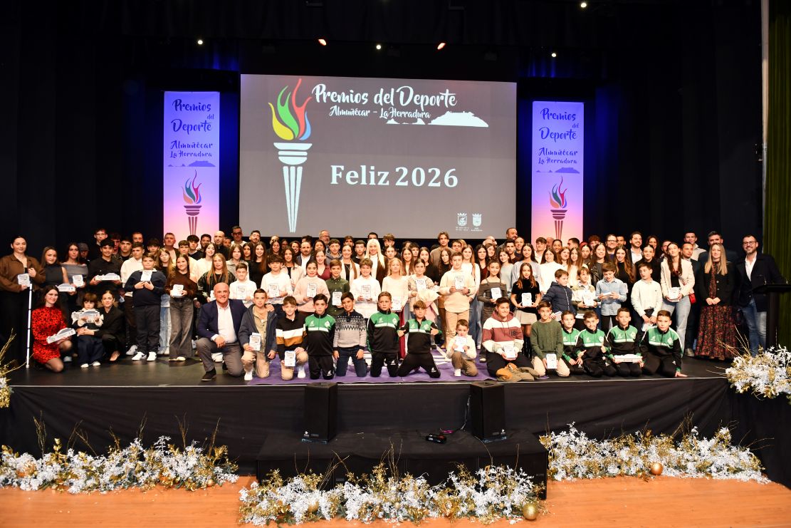 almunecar-la-herradura-premia-a-sus-deportistas-de-2025-antonio-mercado-deportista-del-ano-postumo-triatlon-nazari-club-del-ano-y-mas-de-100-reconocimientos-entregados