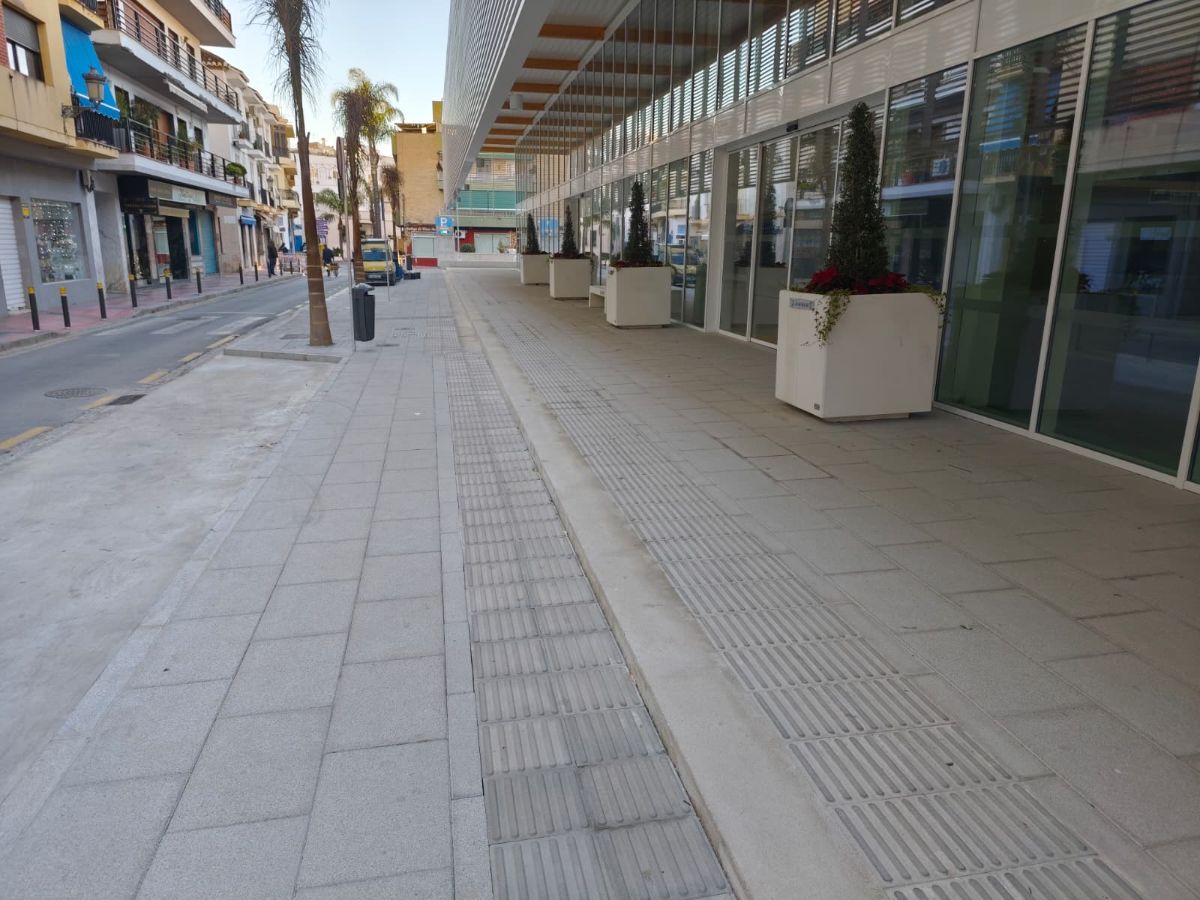 almunecar-la-herradura-iu-alerta-de-caidas-y-riesgos-en-los-nuevos-accesos-peatonales-del-mercado-municipal