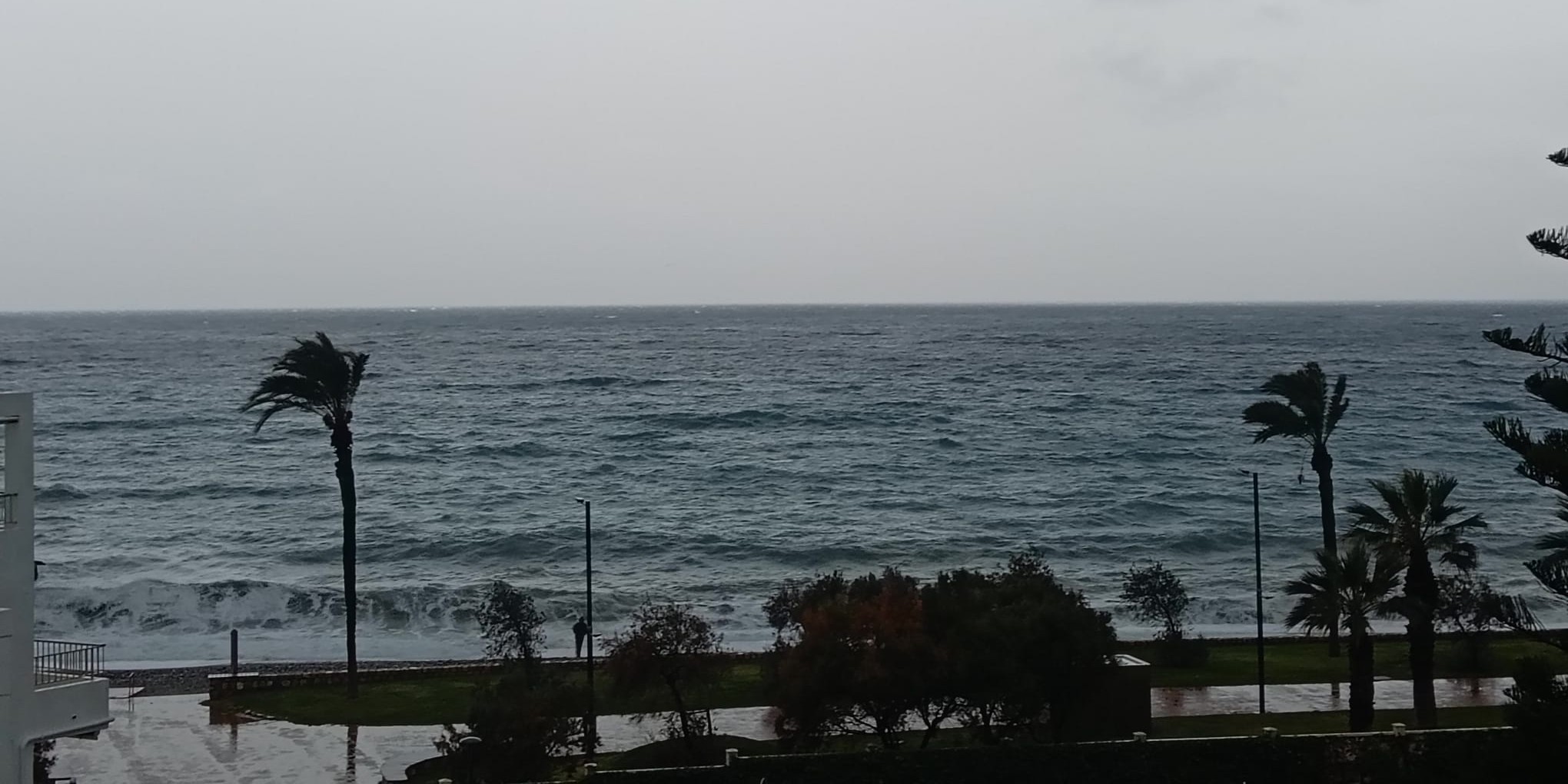 motril-afronta-un-viernes-de-lluvias-persistentes-y-cielos-cubiertos-con-temperaturas-suaves