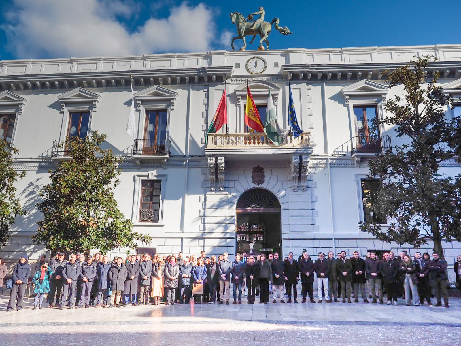 granada-el-ayuntamiento-guarda-un-minuto-de-silencio-por-las-victimas-del-accidente-ferroviario-de-adamuz