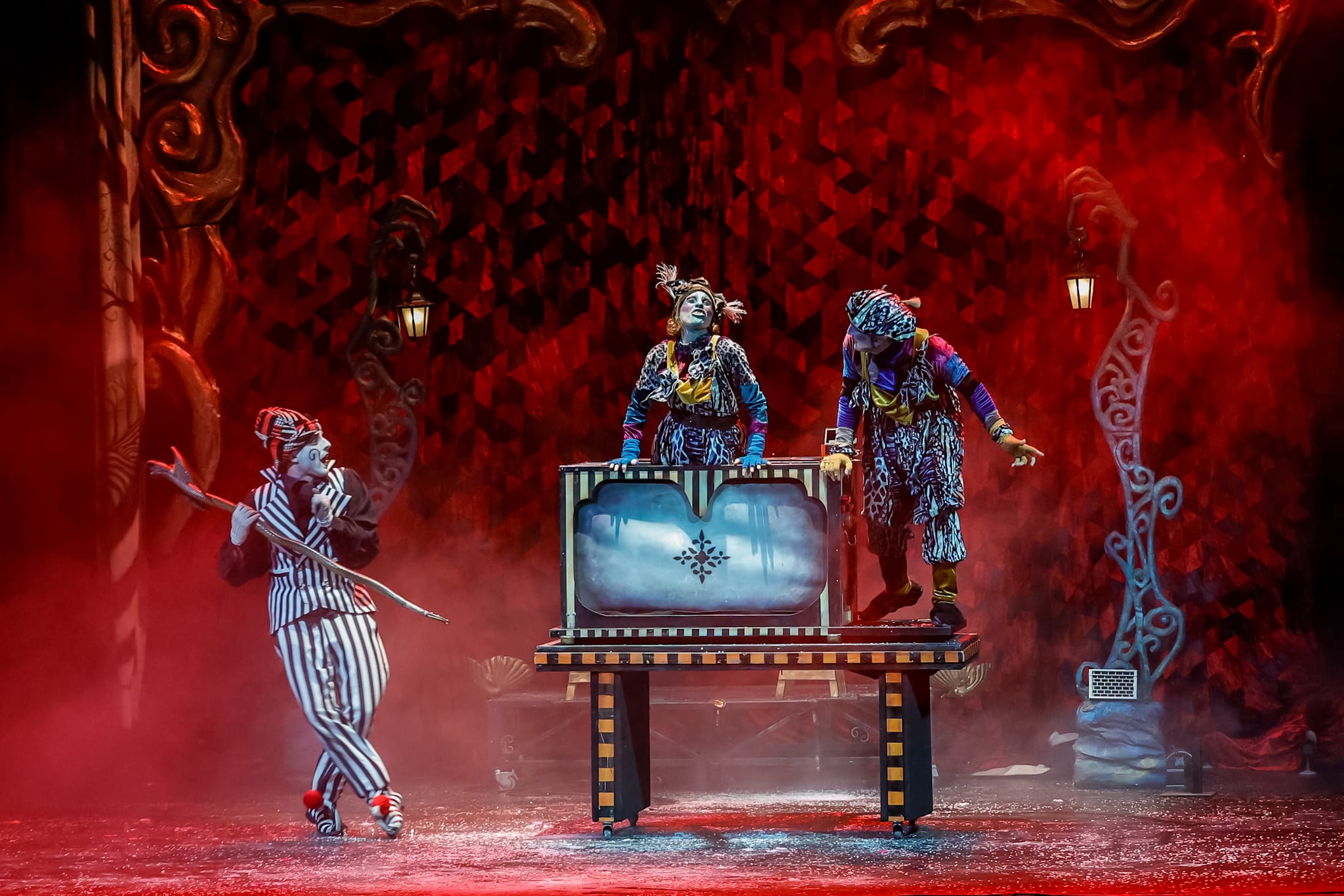 granada-deja-vu-convierte-el-teatro-isabel-la-catolica-en-un-universo-de-ilusion-y-misterio