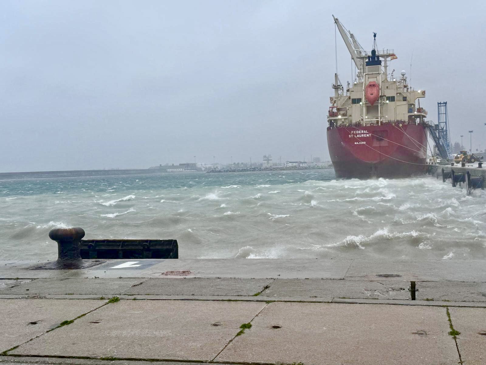 motril-olas-de-hasta-seis-metros-y-fuertes-rachas-de-viento-obligan-a-suspender-operativas-en-el-puerto-de-granada