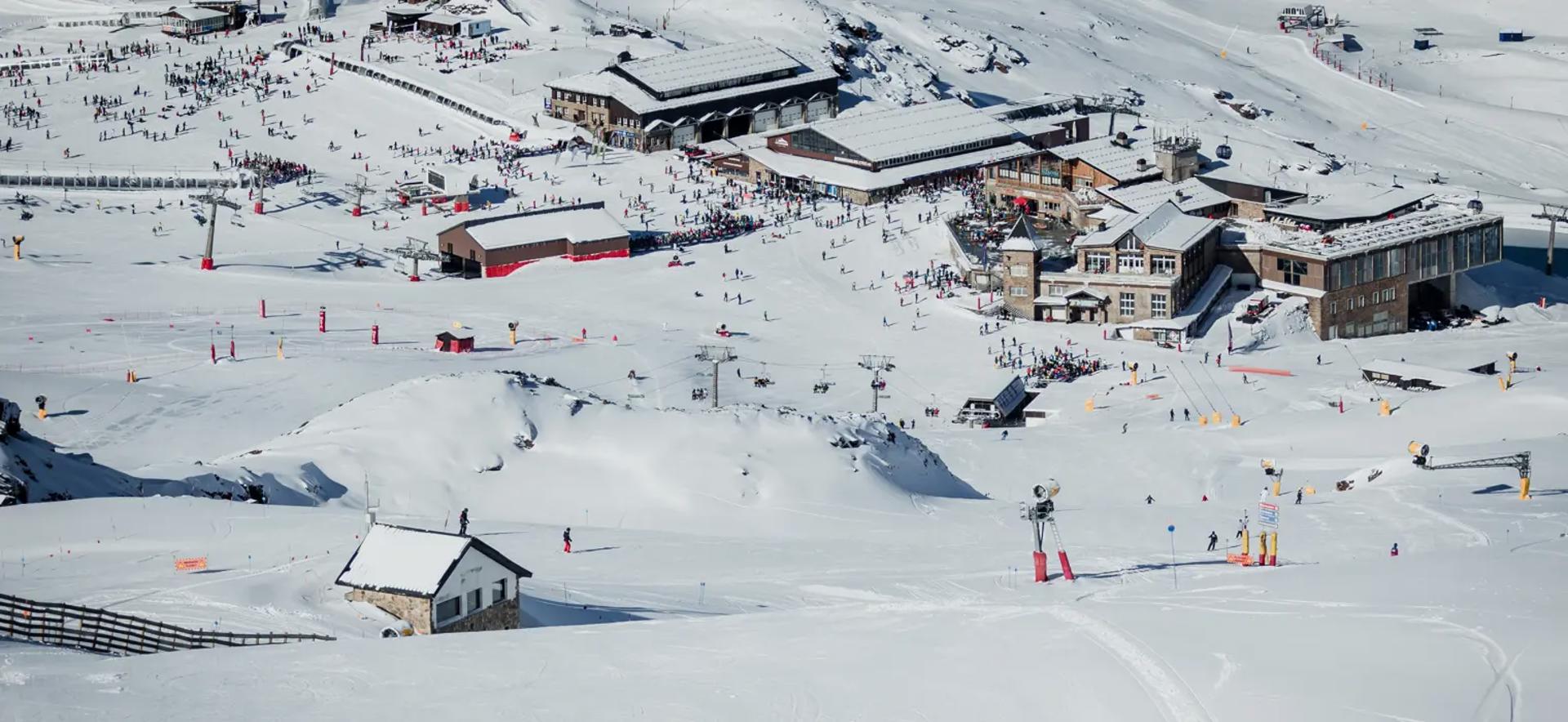granada-sierra-nevada-en-alerta-riesgo-alto-de-aludes-fuera-de-las-pistas-balizadas-con-solo-12-km-esquiables