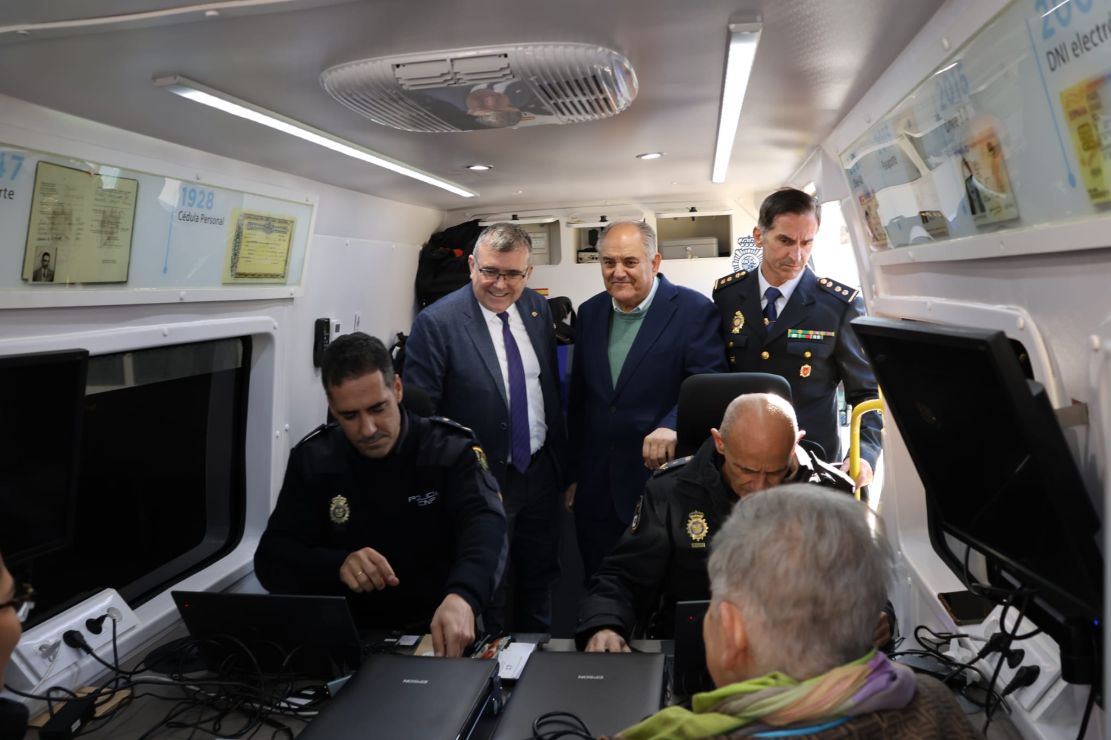 granada-la-policia-nacional-incorpora-la-expedicion-de-pasaportes-a-la-unidad-movil-de-documentacion-vidoc-en-las-zonas-rurales-de-la-provincia