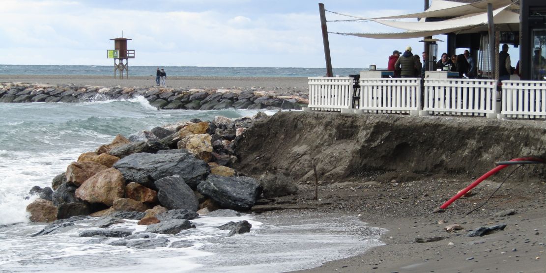 motril-motril-temporales-y-espigon-transforman-punta-del-santo-erosion-a-un-lado-y-una-playa-en-expansion-al-otro