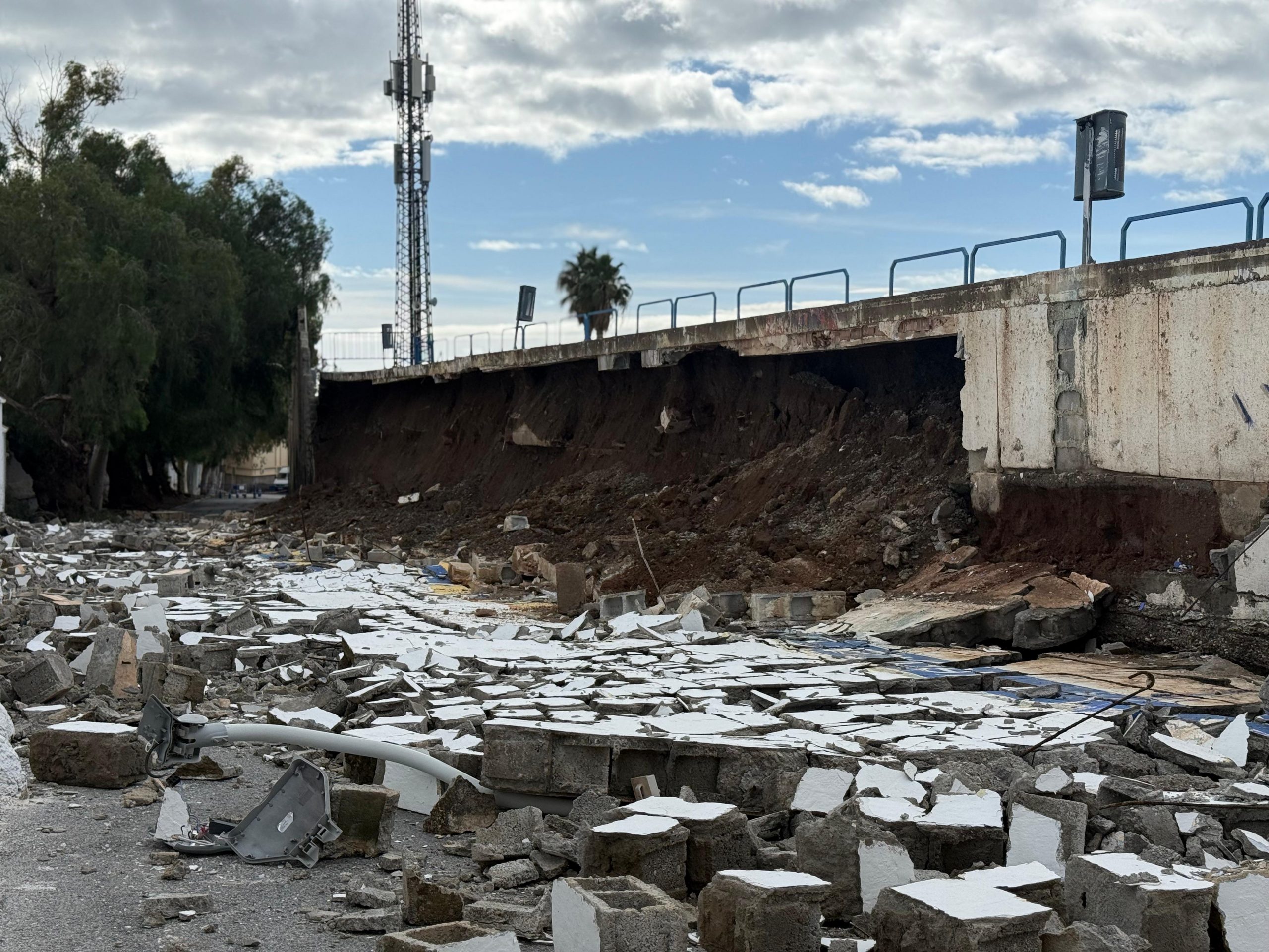 motril-la-tormenta-deja-cortes-de-luz-y-rios-desbordados-pero-el-agua-llega-a-todos-los-municipios