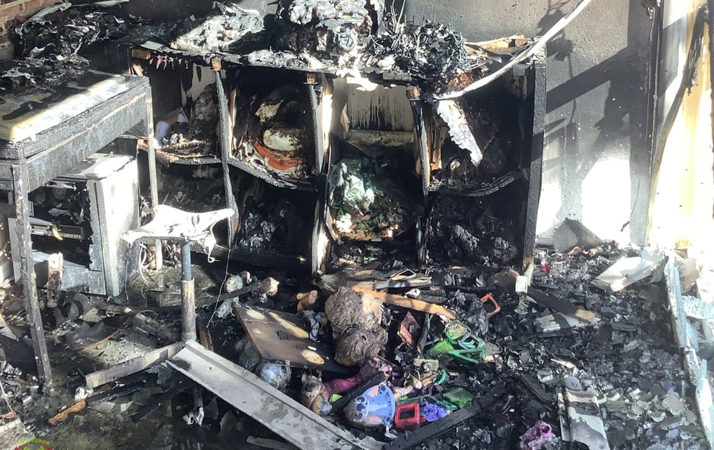 almunecar-un-incendio-por-un-posible-cortocircuito-en-una-vivienda-del-paseo-puerta-del-mar-de-almunecar-se-salda-sin-heridos-de-gravedad