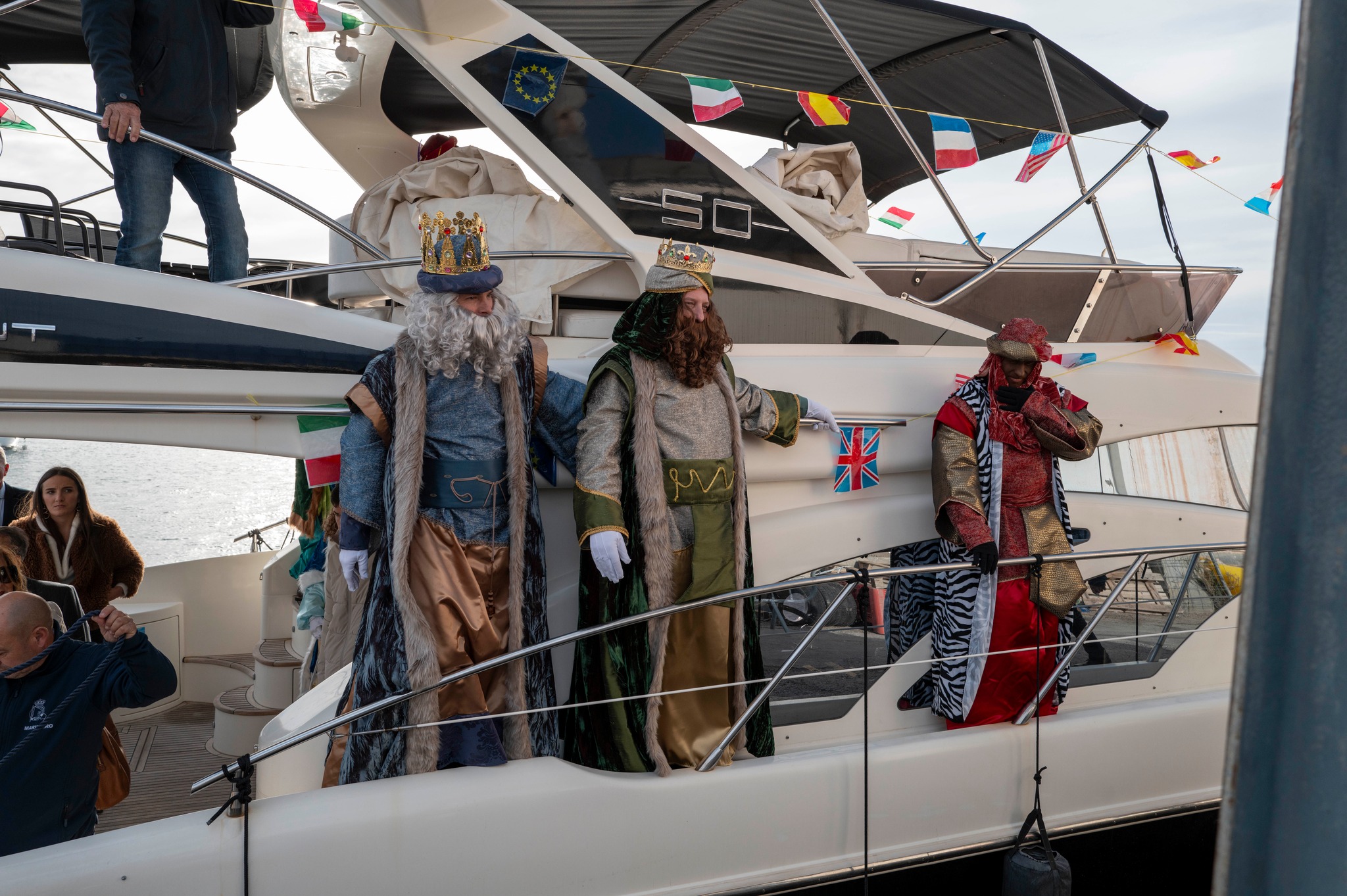 motril-la-policia-local-recomienda-anotar-el-telefono-a-los-ninos-en-su-brazo-o-papel-antes-de-la-cabalgata-de-reyes-magos