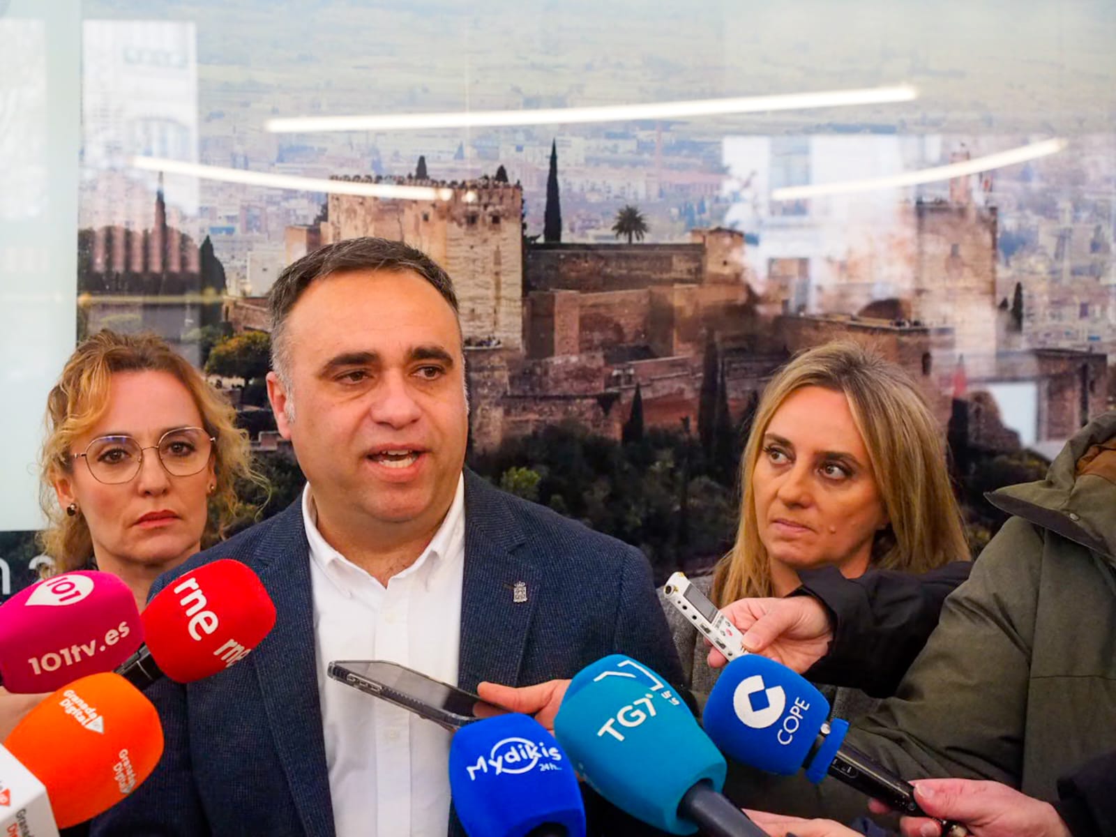 granada-diputacion-y-ayuntamiento-refuerzan-la-conectividad-aerea-de-granada-con-la-nueva-ruta-a-menorca