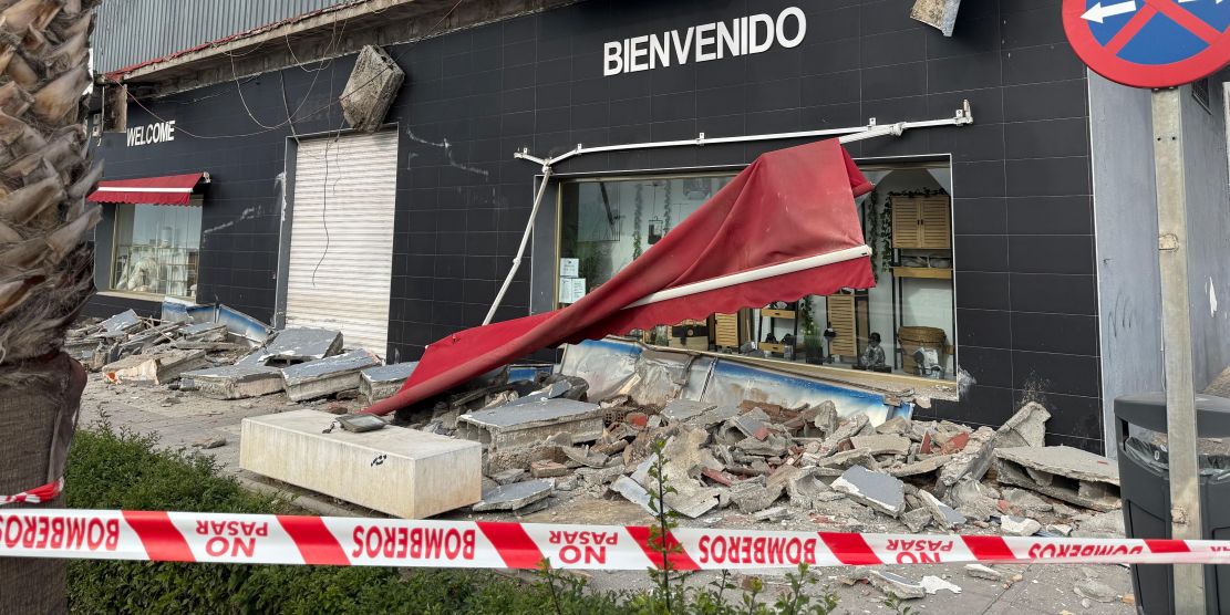 motril-se-derrumba-la-cornisa-de-un-comercio-frente-a-alcampo-deja-solo-danos-materiales-gracias-a-que-ocurrio-de-madrugada