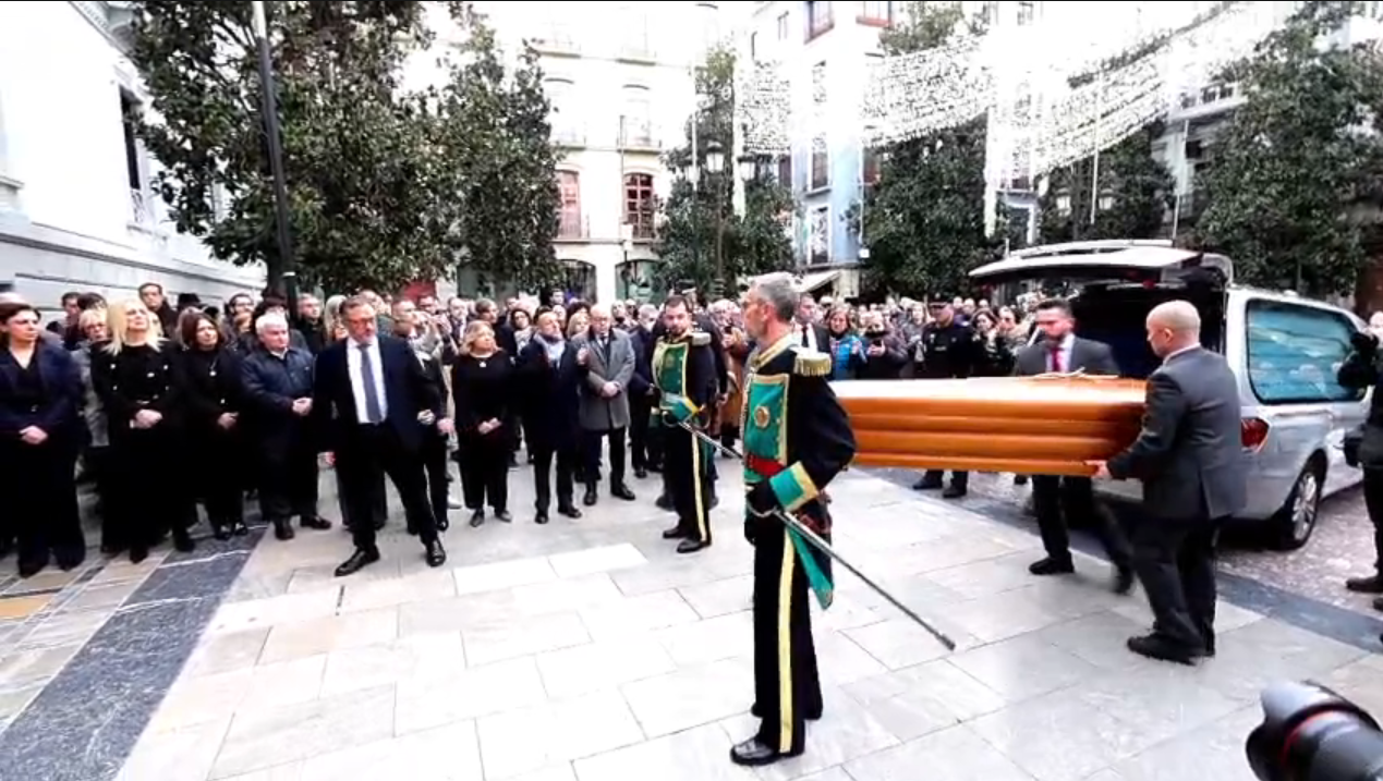 granada-centenares-de-granadinos-aplauden-el-feretro-de-juan-ramon-ferreira-a-su-llegada-al-ayuntamiento-donde-se-ha-instalado-la-capilla-ardiente