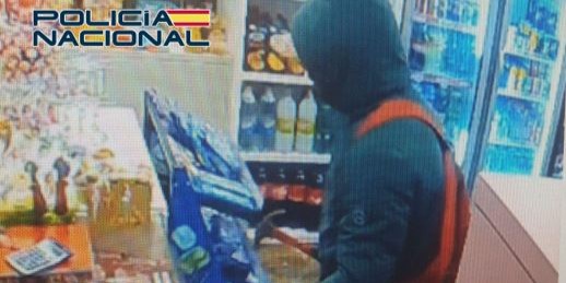 granada-detenido-un-hombre-de-28-anos-por-intentar-robar-en-dos-comercios-a-ultima-hora-amenazando-a-las-empleadas-con-un-martillo-y-encapuchado