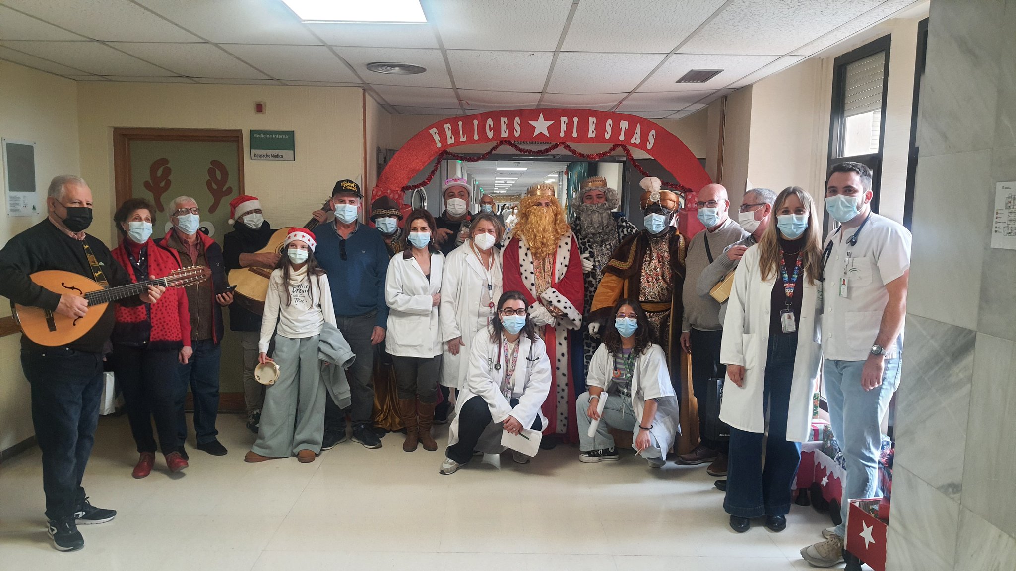 motril-villancicos-que-curan-el-grupo-melaza-lleva-la-musica-y-la-tradicion-al-hospital-santa-ana