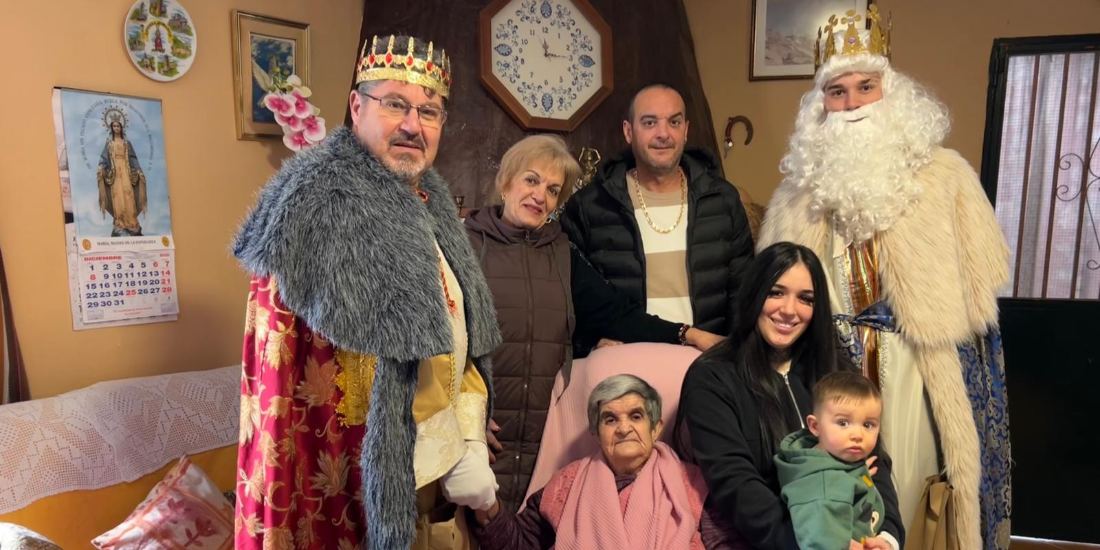 el-ayuntamiento-de-monachil-acerca-la-visita-de-los-reyes-magos-a-los-mayores-dependientes