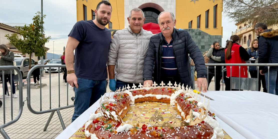 huetor-tajar-los-pajes-de-los-reyes-magos-salen-de-un-roscon