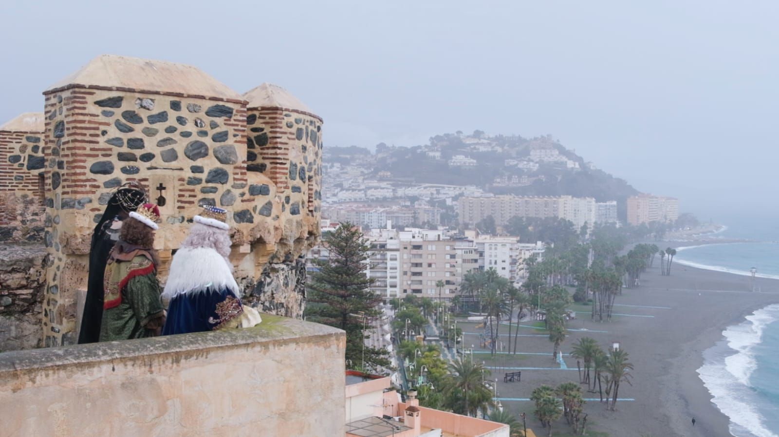 almunecar-los-reyes-magos-buscan-refugio-en-el-castillo-de-san-miguel-a-la-espera-de-la-gran-cabalgata-de-este-martes