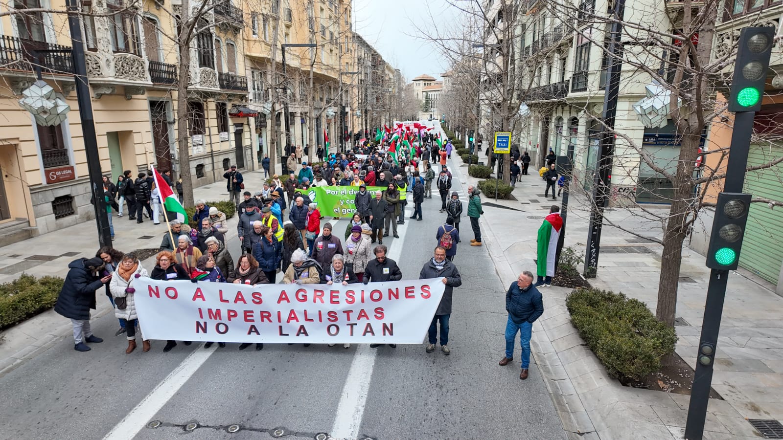granada-centeanres-de-personas-se-manifiestan-para-protestar-contra-la-deriva-imperialista-de-eeuu-y-en-defensa-de-la-paz