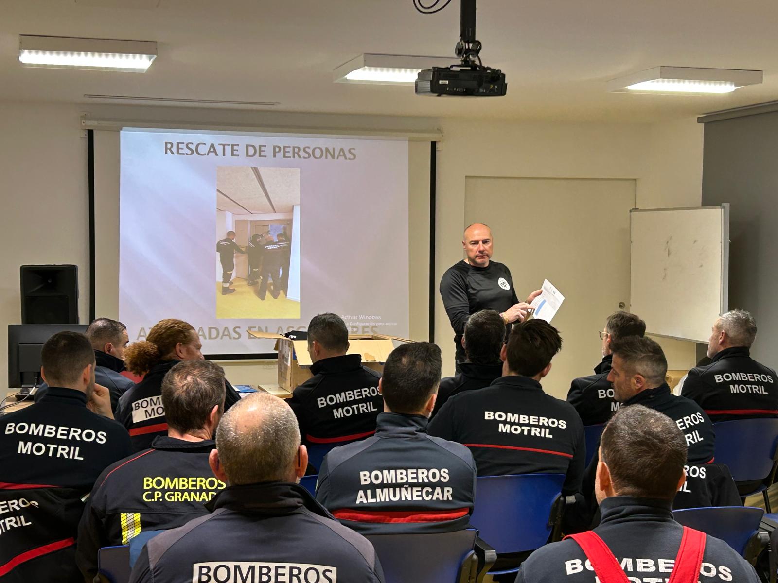 motril-y-almunecar-refuerzan-la-formacion-de-sus-bomberos-en-rescate-en-ascensores-de-nueva-generacion-con-el-respaldo-de-la-mancomunidad