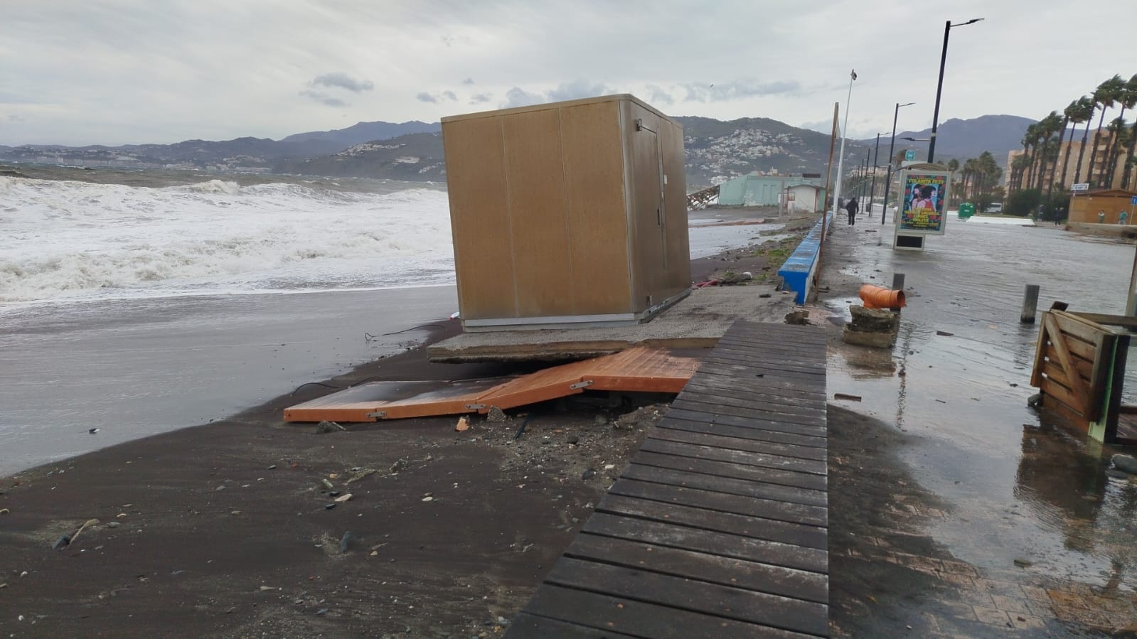 salobrena-devastada-por-las-borrascas-joseph-y-kristin-paseo-maritimo-arrasado-palmeras-caidas-y-viviendas-desalojadas