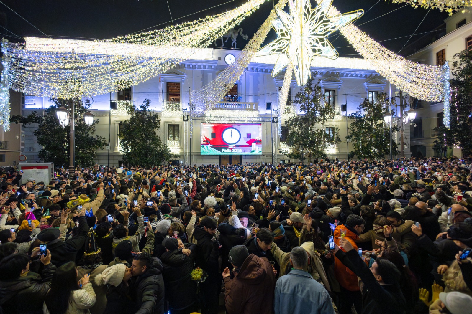 granada-da-la-bienvenida-a-2026-entre-fuegos-musica-y-miles-de-personas-en-la-plaza-del-carmen