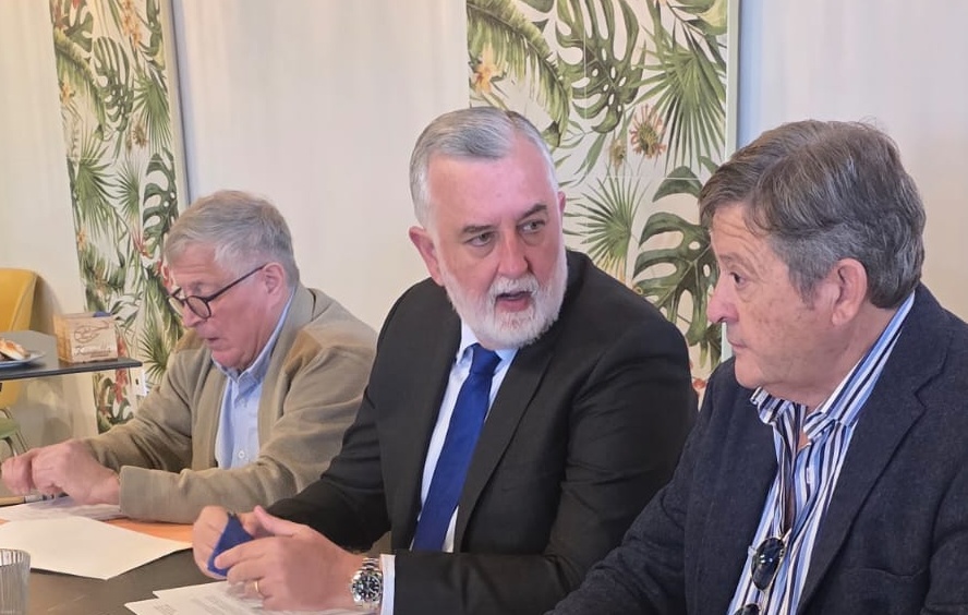 la-expo-asamblea-de-chiringuitos-de-motril-rinde-homenaje-a-las-victimas-de-adamuz-y-entrega-los-premios-chiringuiteros-de-honor-2026