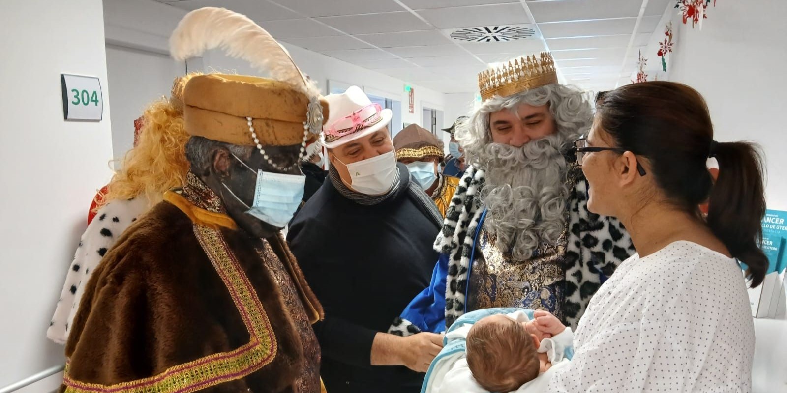 motril-los-reyes-magos-despiden-a-la-navidad-en-la-planta-de-pediatria-del-hospital-santa-ana