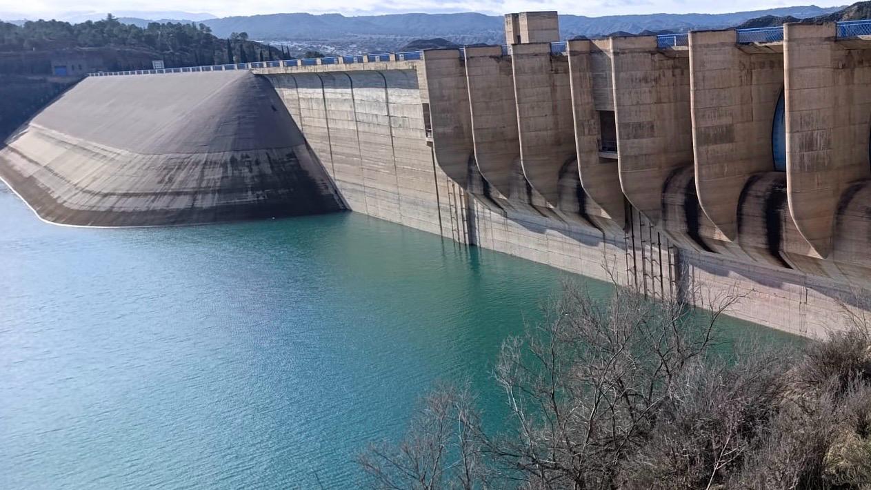 granada-el-embalse-del-negratin-con-216-hm%c2%b3-reanuda-el-trasvase-de-agua-a-almeria-tras-casi-cinco-anos