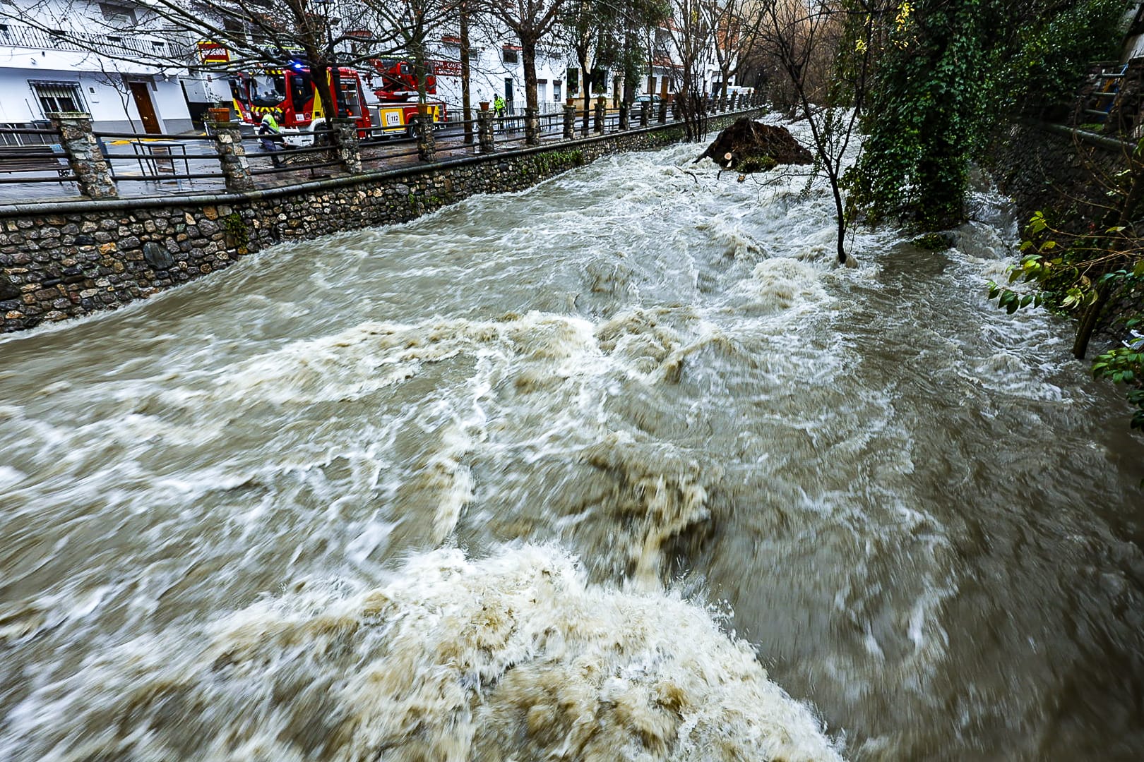 granada-vigilancia-permanente-en-los-embalses-de-quentar-canales-cubillas-y-rules-el-agua-corre-con-fuerza-y-la-tierra-no-traga