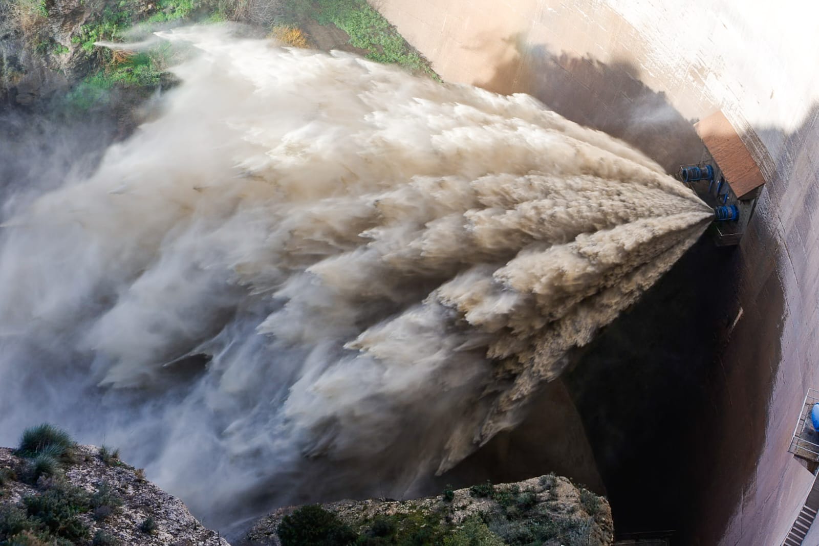 la-presa-de-beznar-roza-el-lleno-historico-y-alivia-al-rio-izbor-afluente-del-guadalfeo