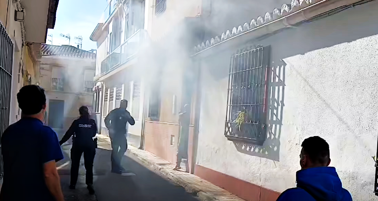 motril-incendio-en-vivienda-de-la-calle-alvarico-deja-un-vecino-grave-tras-lanzarse-al-exterior-y-moviliza-a-bomberos-policia-local-policia-nacional-y-061