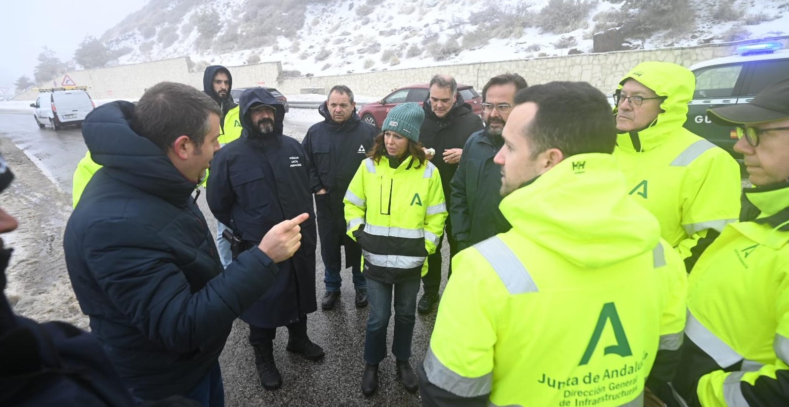 granada-la-junta-recomienda-no-subir-a-sierra-nevadapor-un-hundimiento-de-la-calzada-se-corta-de-forma-preventiva-la-a-395-carretera-de-acceso-a-pradollano