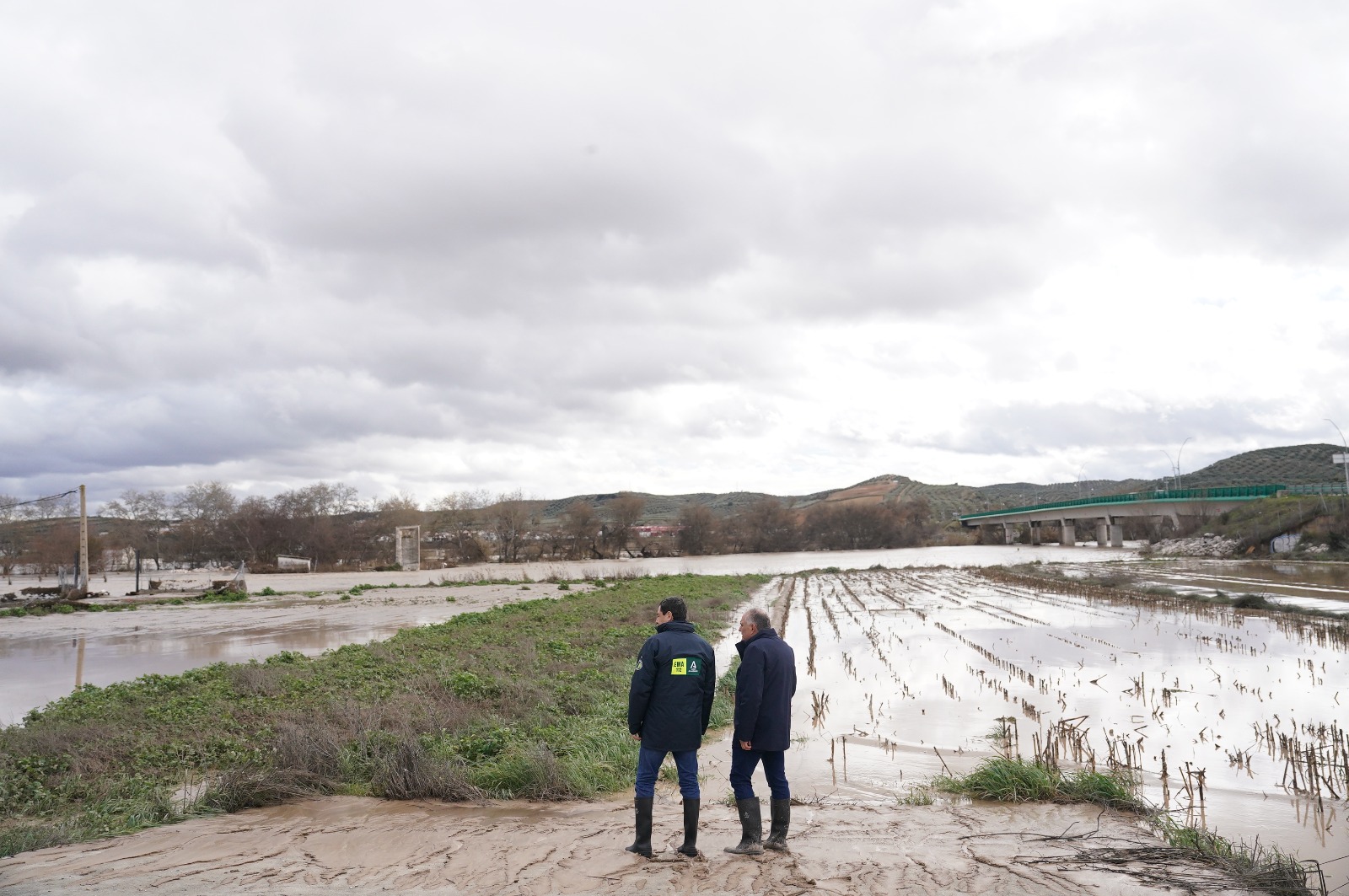 granada-huetor-tajar-lucha-contra-la-borrasca-leonardo-esparragos-bajo-el-agua-calles-inundadas-y-viviendas-afectadas