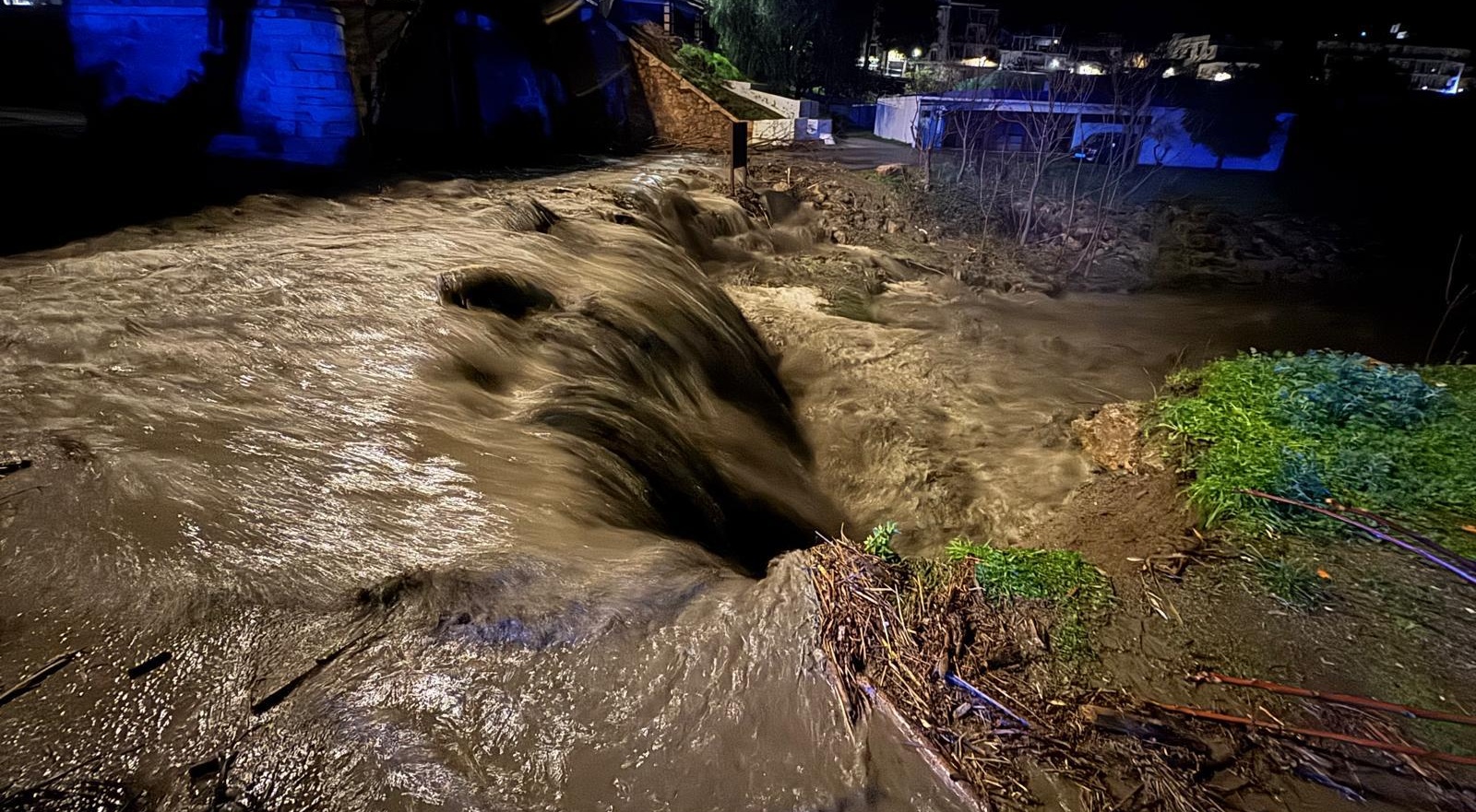orgiva-resiste-unida-ante-la-crecida-de-los-rios-reparto-de-agua-y-servicios-basicos-para-la-poblacion-afectada