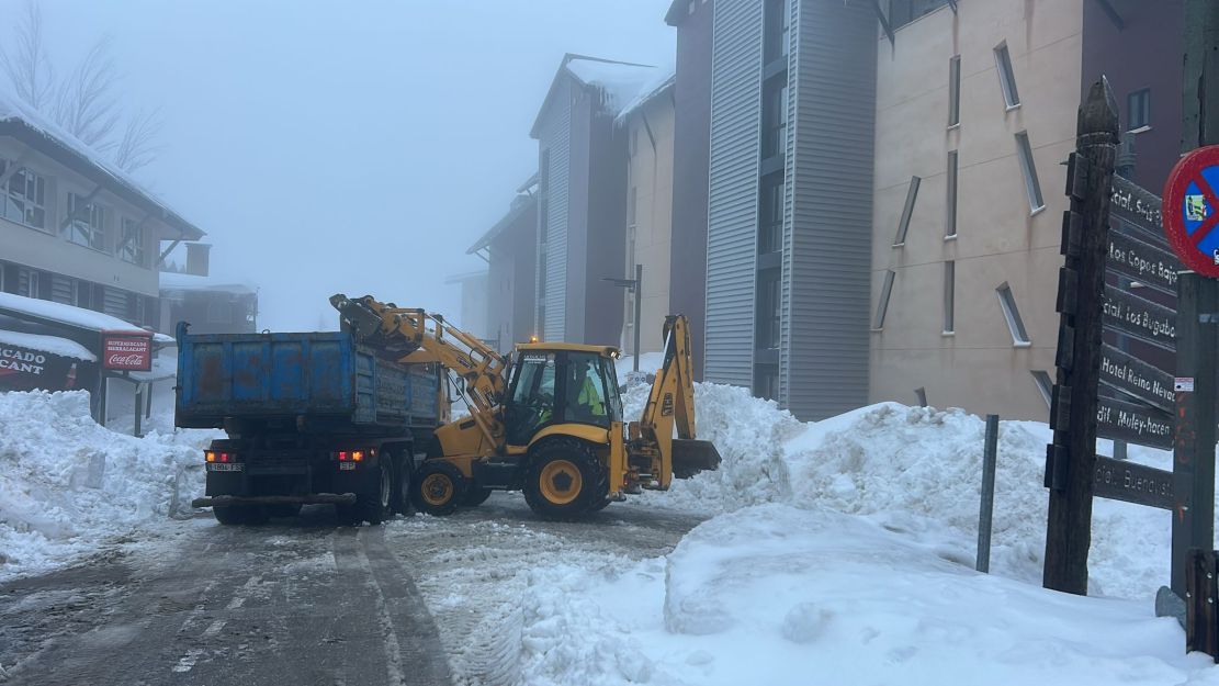 monachil-el-alcalde-reprocha-el-cinismo-del-pp-y-reta-a-su-portavoz-a-ayudar-a-limpiar-la-nieve-en-plena-nevada-historica