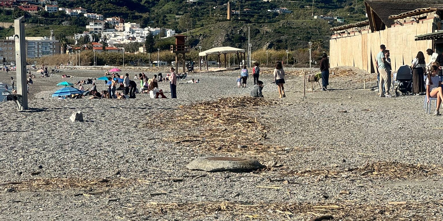 salobrena-el-pp-exige-una-actuacion-urgente-para-limpiar-las-playas-de-salobrena-tras-el-temporal