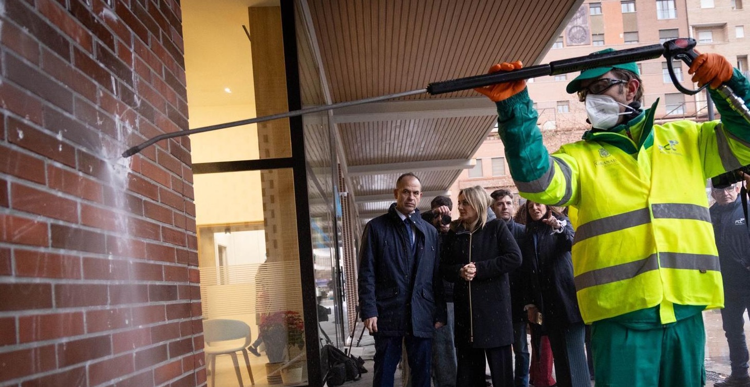 granada-endurece-las-sanciones-por-las-pintadas-vandalicas-y-destina-300-000-euros-a-un-plan-especial-de-limpieza-en-albaicin-y-centro