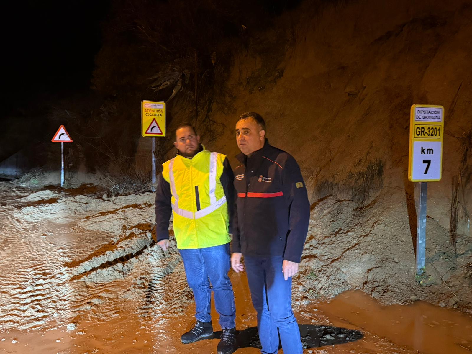 granada-la-crecida-del-rio-aguas-blancas-obliga-a-valorar-el-desalojo-total-de-dudar-aislado-por-el-corte-de-su-carretera-de-acceso