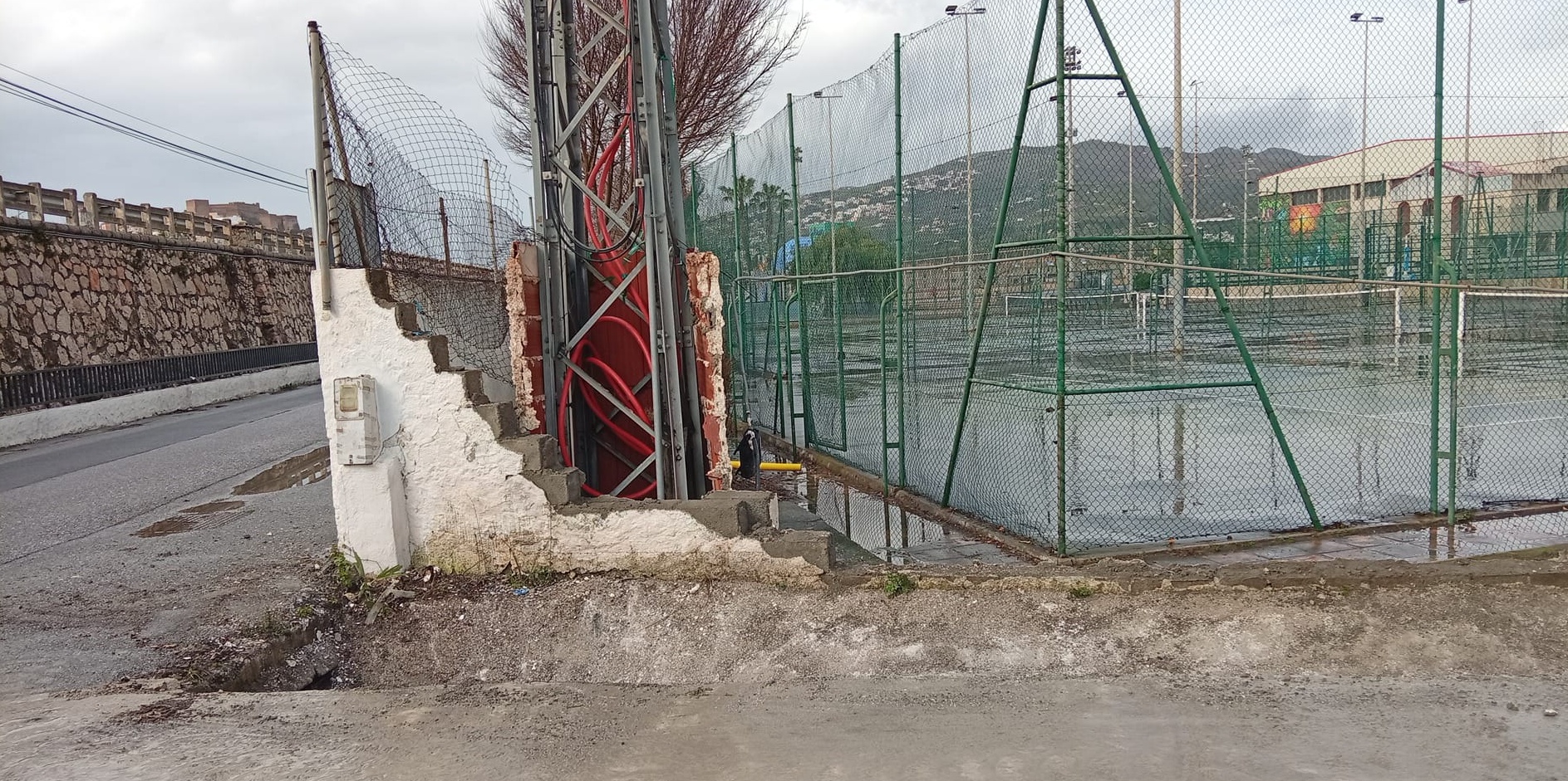 salobrena-los-danos-en-la-calzada-por-la-lluvia-cortan-el-acceso-principal-al-anejo-de-lobres